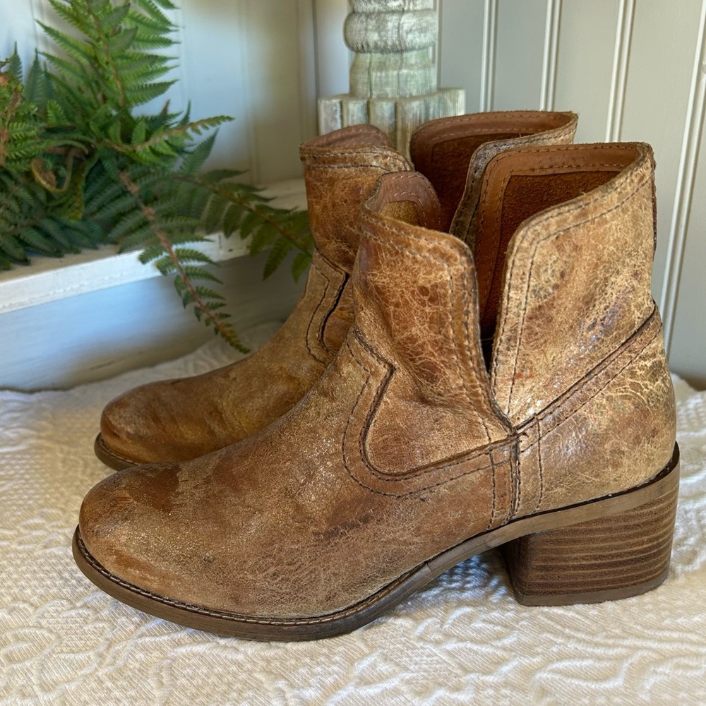 DIBA TRUE West Haven Distressed Leather Chunky Heel Ankle Boots Booties